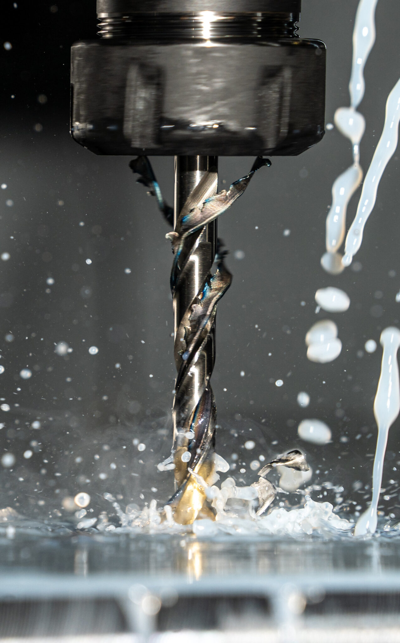 broca-sendo-usada-em-processo-de-usinagem