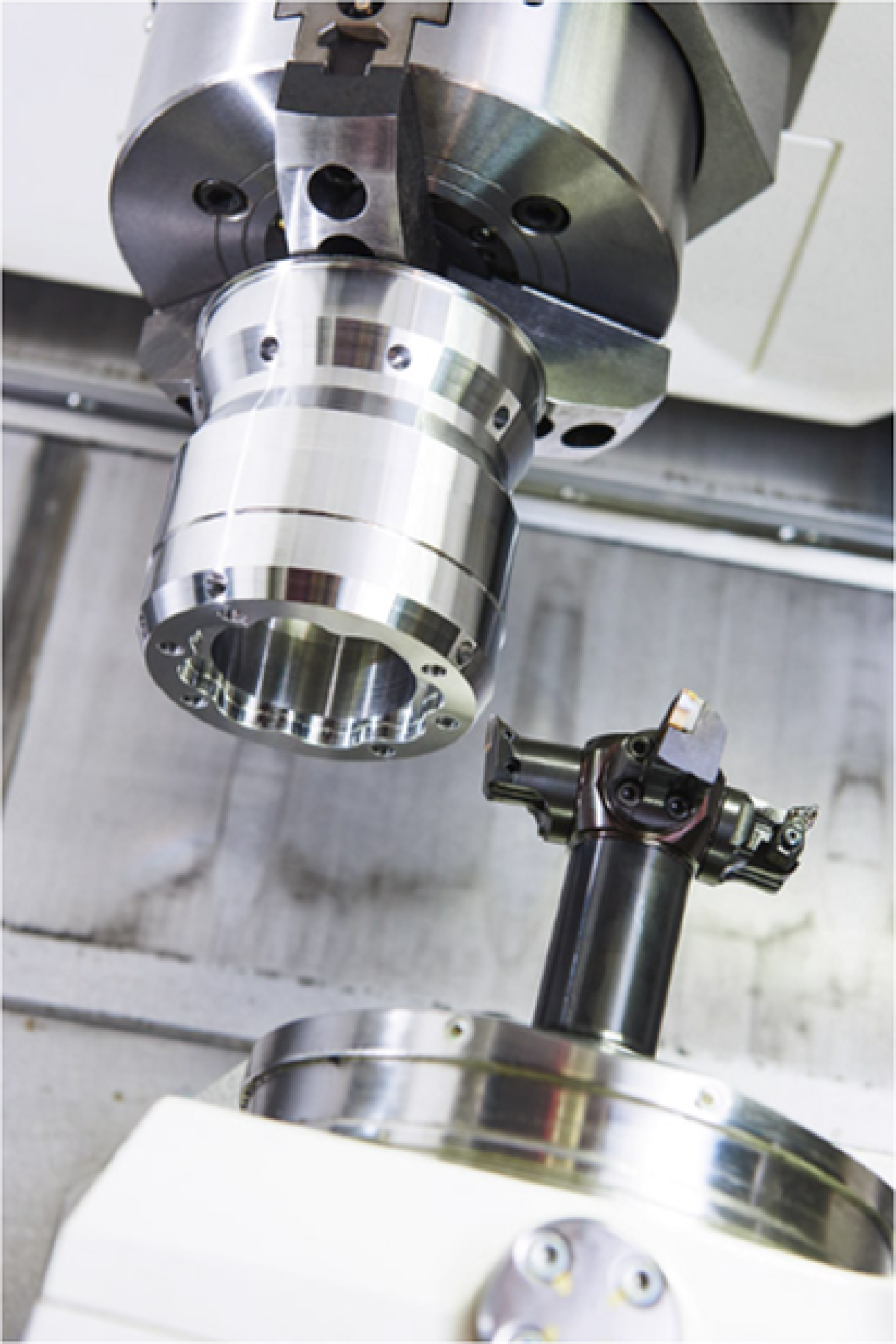 peca-cilindrica-sendo-fabricada-em-centro-de-usinagem