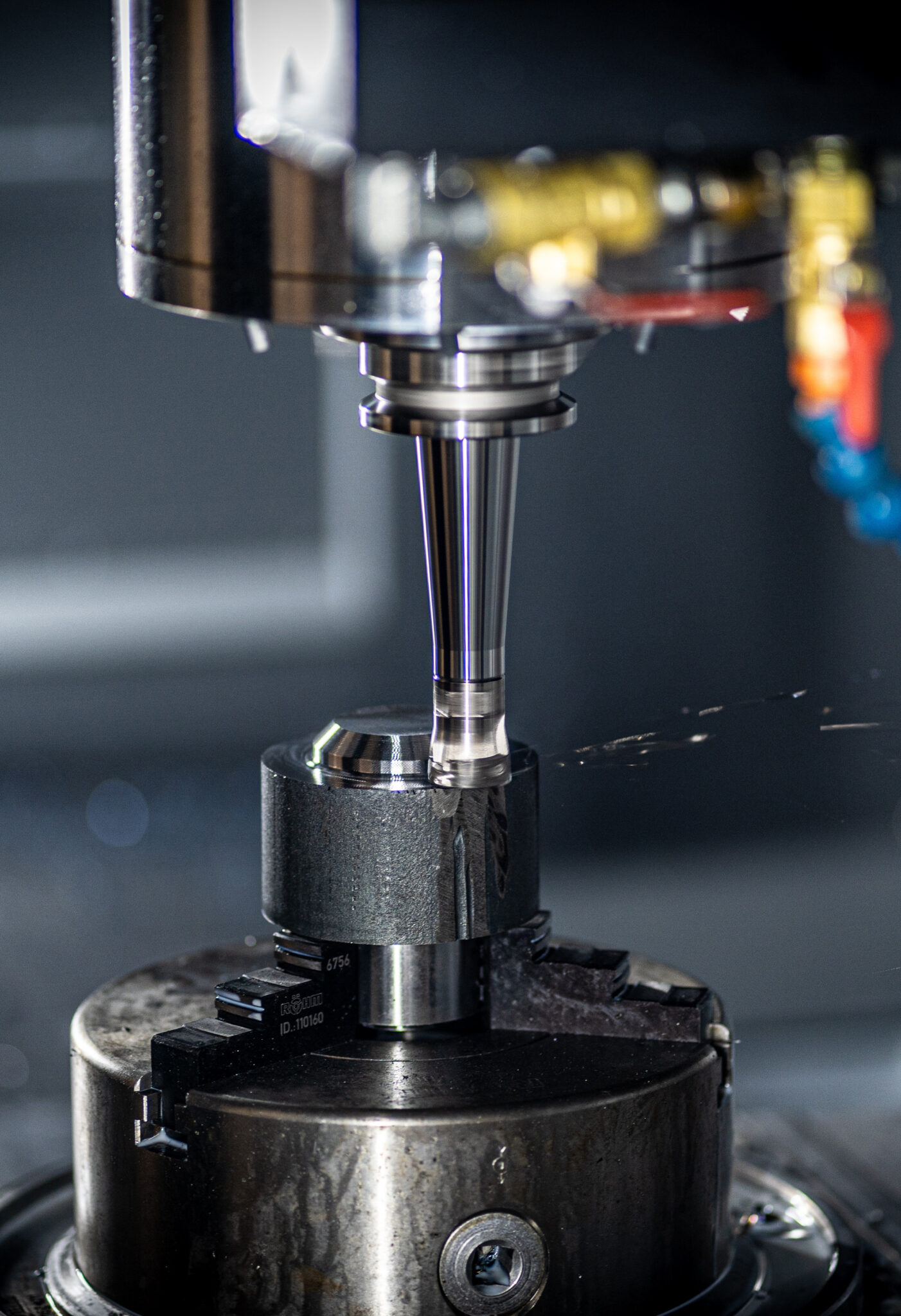 peca-cilindrica-sendo-usinada-com-precisao